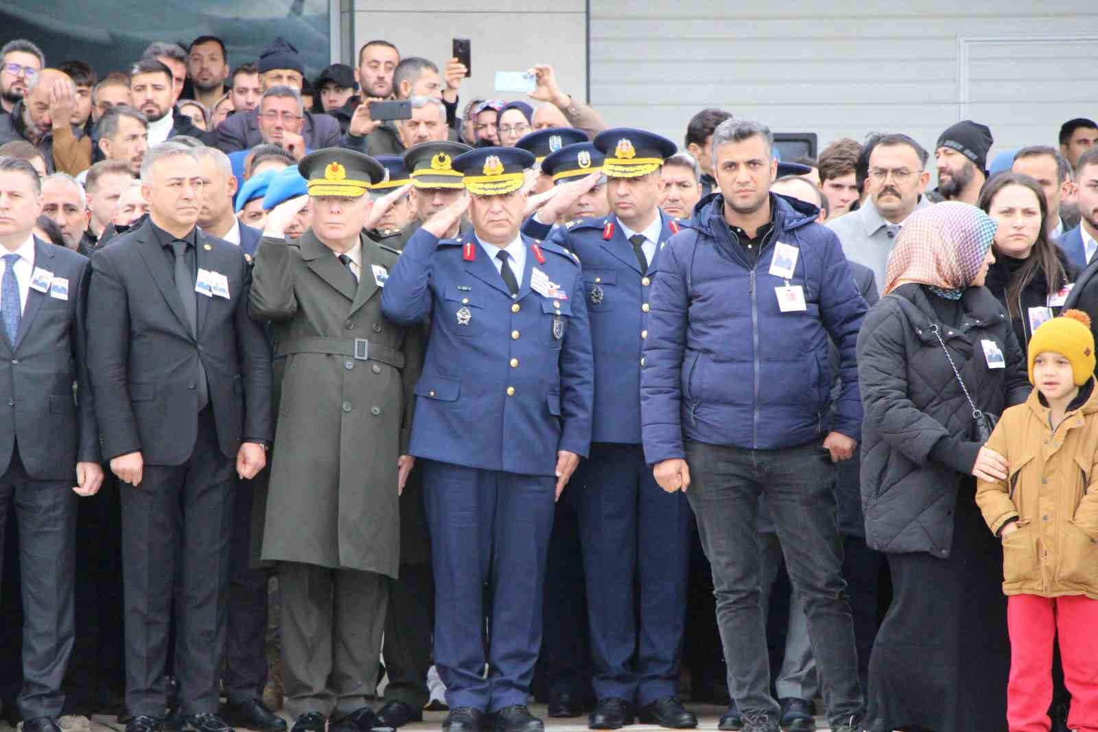 sehit-babasini-oyuncagina-sarilarak-bekledi