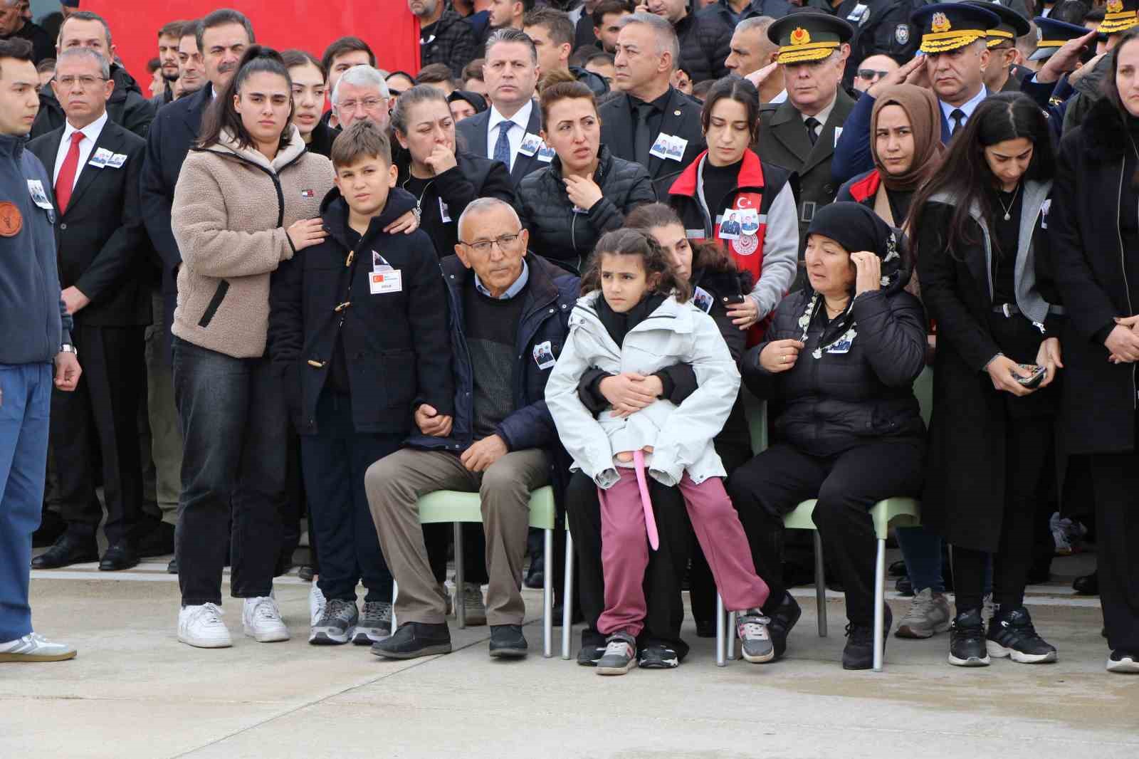 sehit-babasini-oyuncagina-sarilarak-bekledi