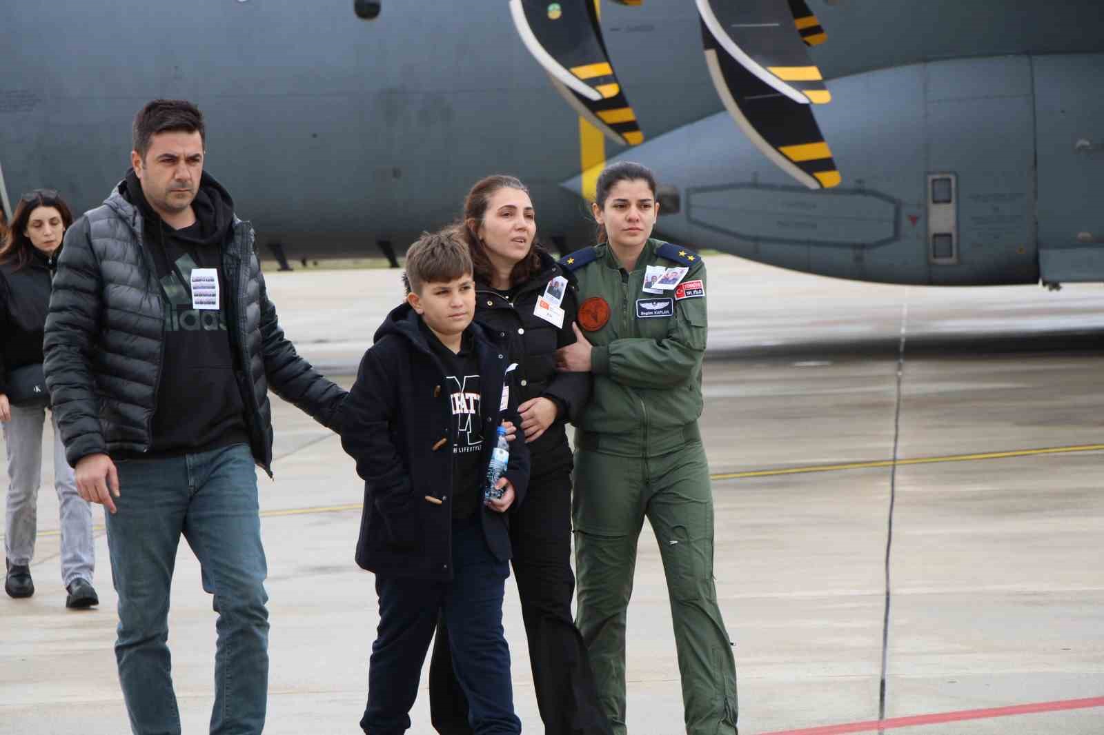 sehit-babasini-oyuncagina-sarilarak-bekledi