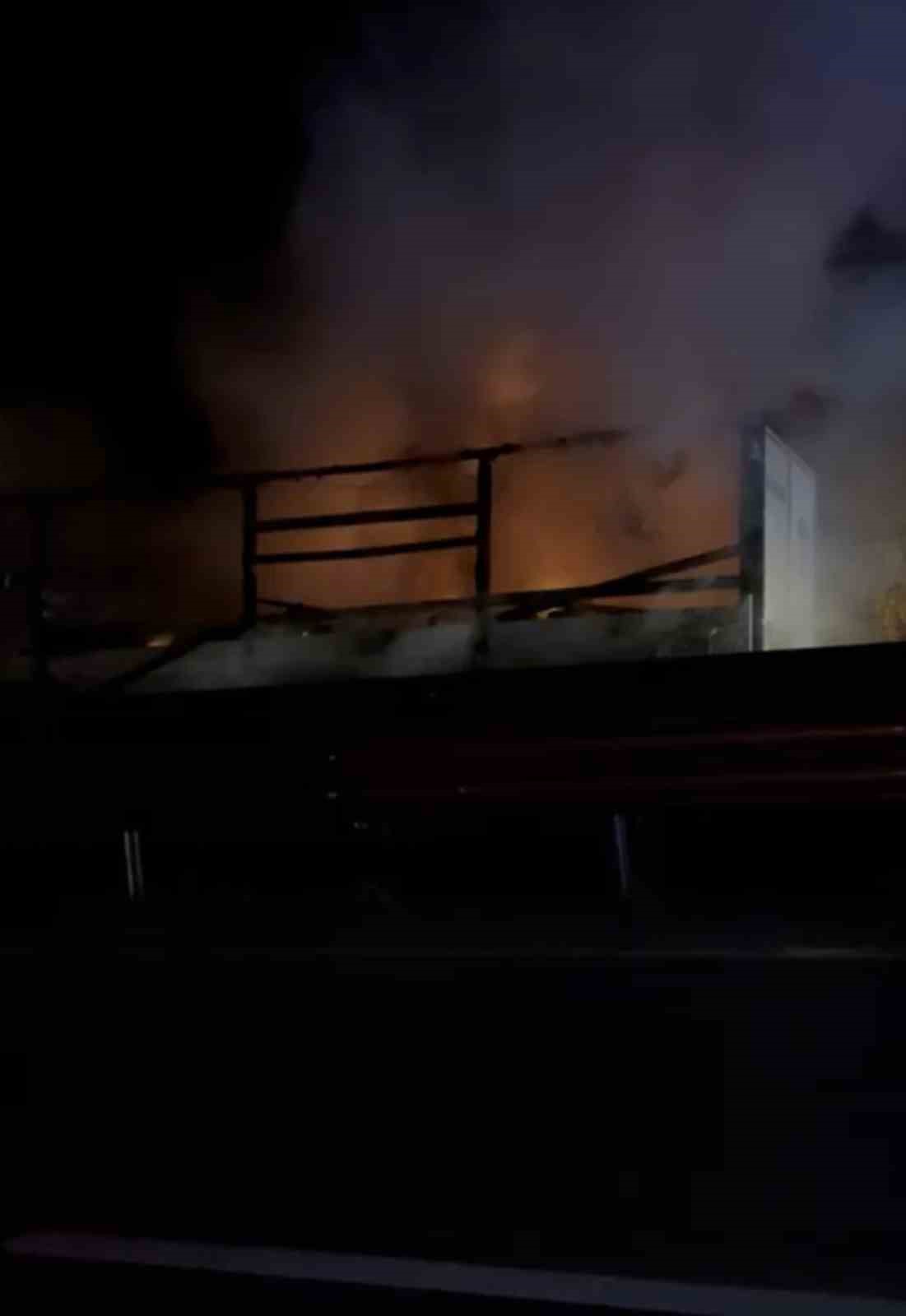 seyir-halindeki-tirin-lastigi-alev-aldi