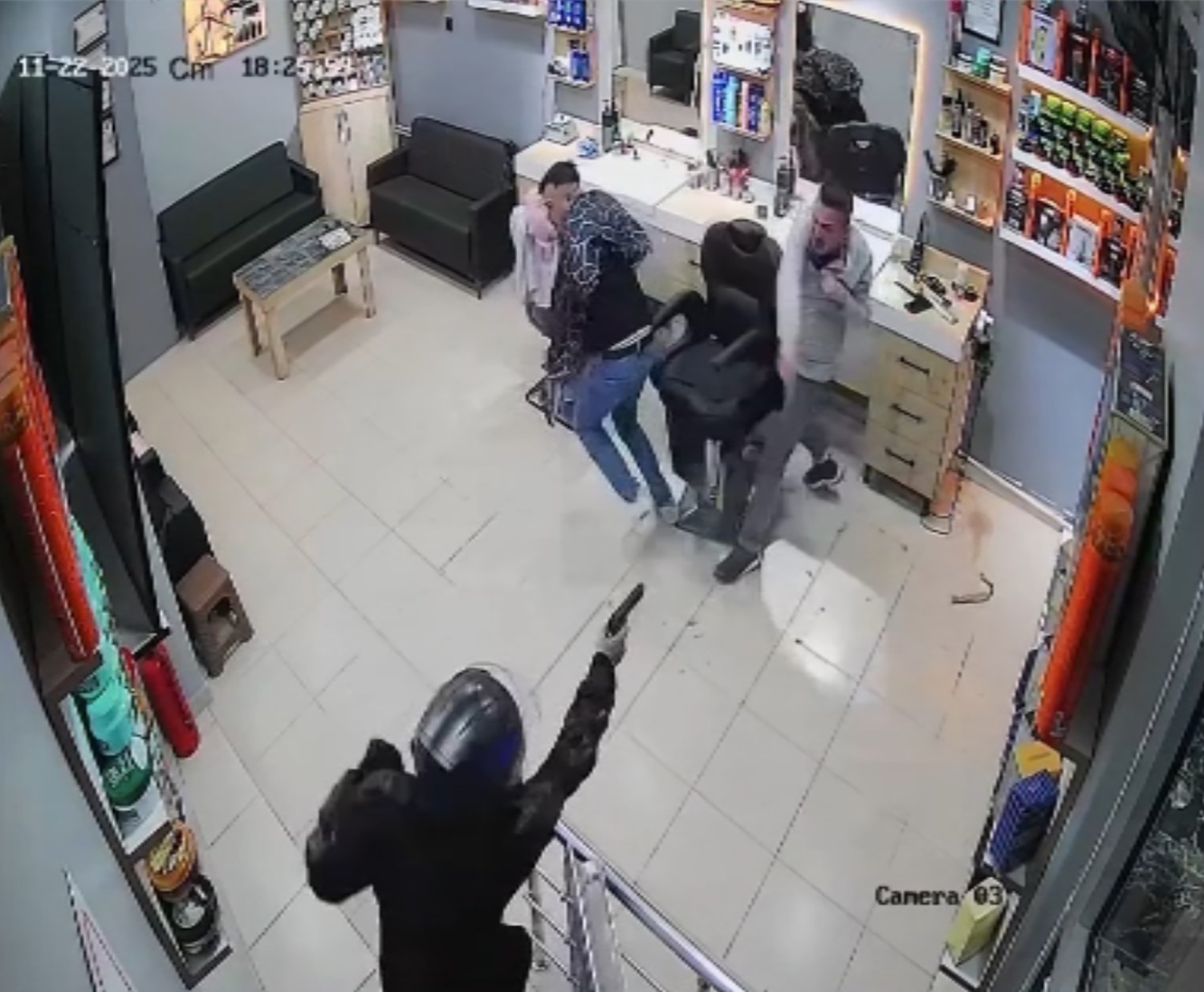 sinopta-berber-dukkanina-silahli-saldiri-o-anlar-kamerada