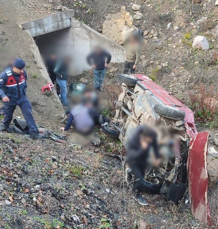 sinopta-kontrolden-cikan-otomobil-ucuruma-yuvarlandi-1-olu