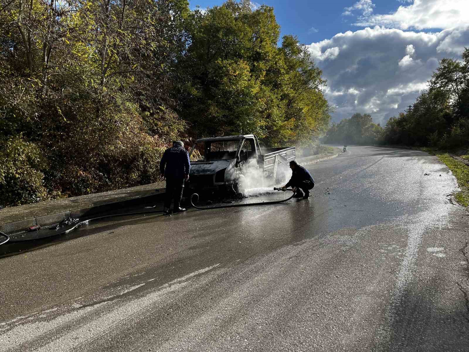 sinopta-seyir-halindeki-kamyonet-alevlere-teslim-oldu