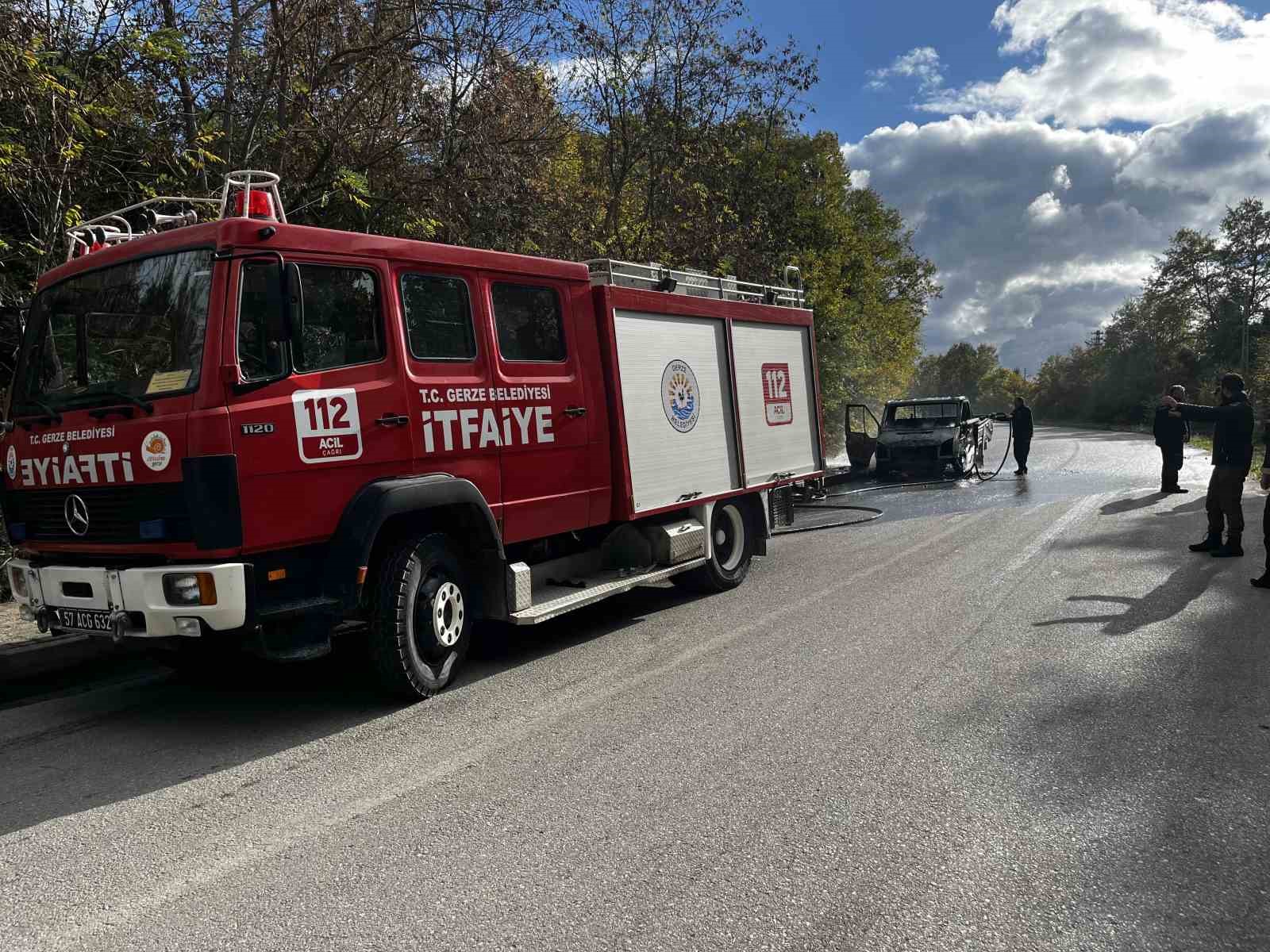 sinopta-seyir-halindeki-kamyonet-alevlere-teslim-oldu