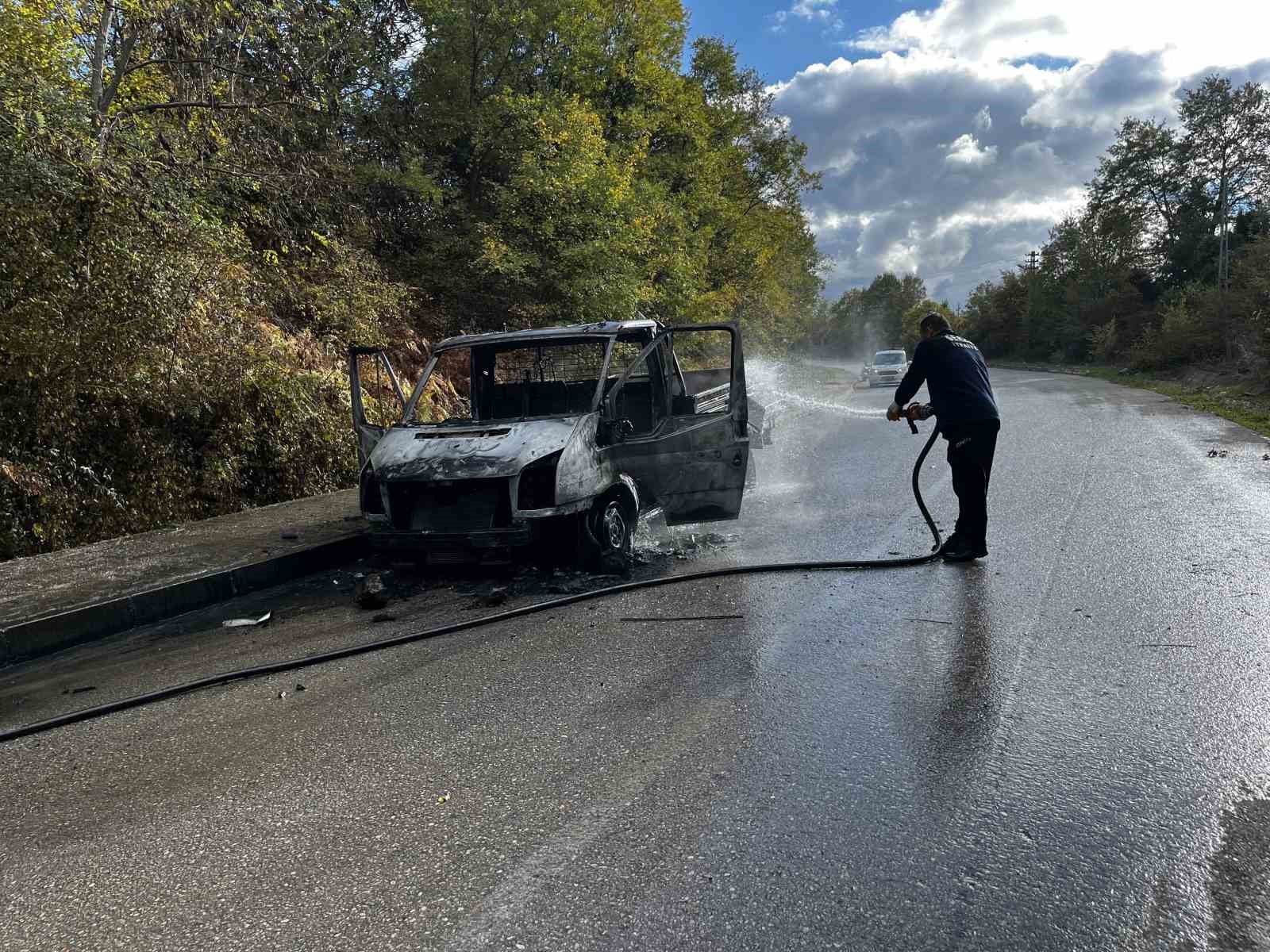 sinopta-seyir-halindeki-kamyonet-alevlere-teslim-oldu