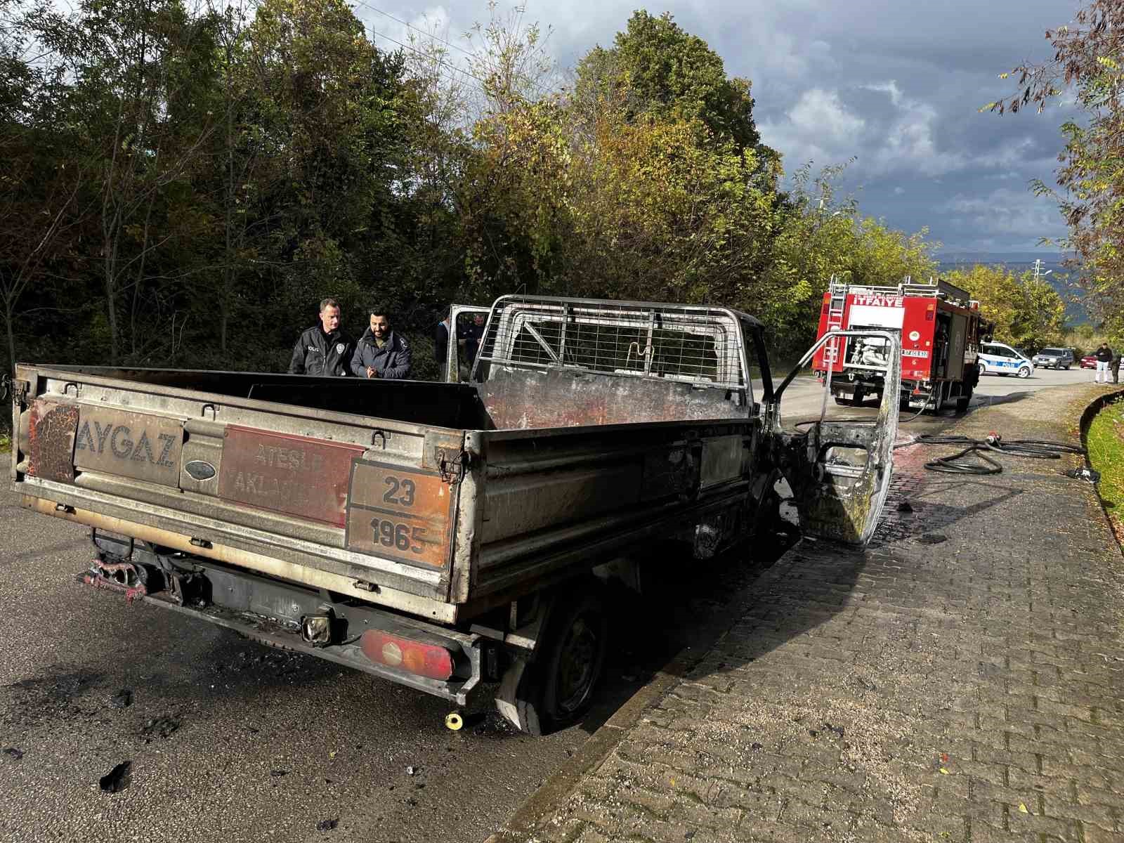 sinopta-seyir-halindeki-kamyonet-alevlere-teslim-oldu