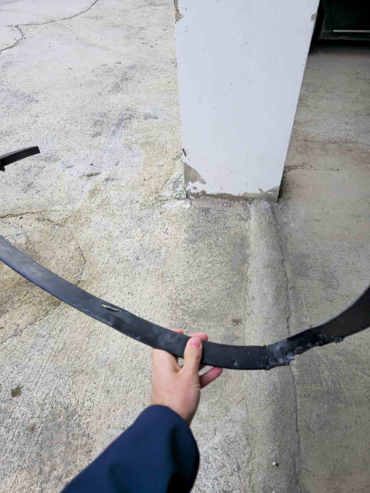 sokak-kopekleri-park-halindeki-araci-parcaladi-o-anlar-kamerada