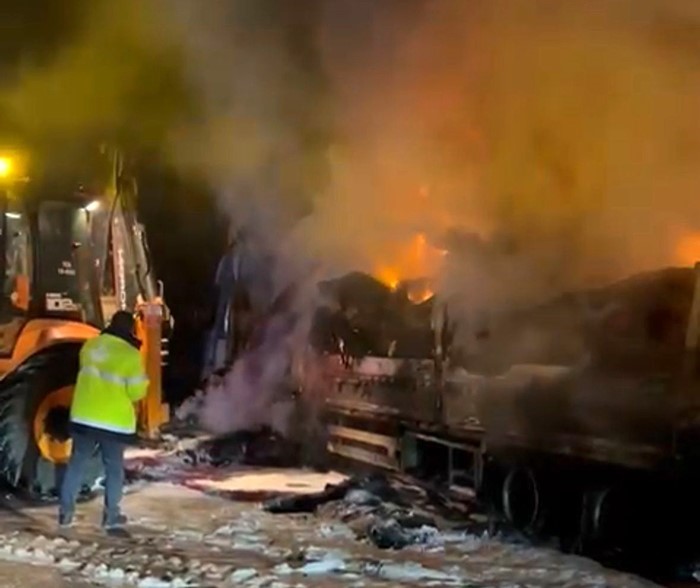 tir-alev-alev-yandi-yol-3-saat-kapali-kaldi