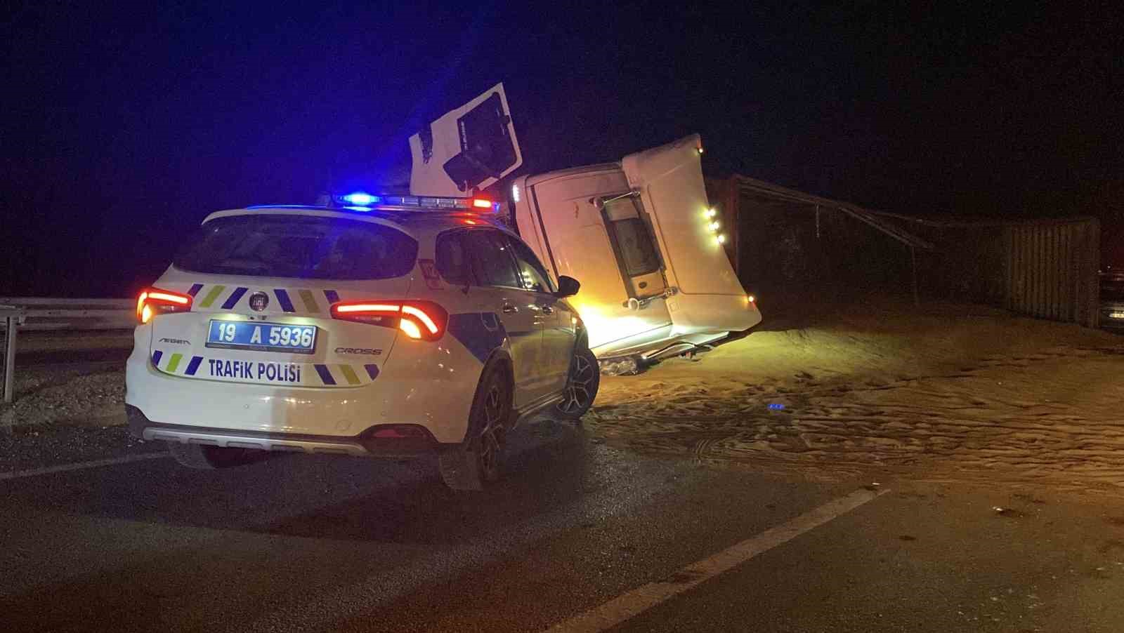 tir-devrildi-sacilan-hayvan-yemi-yolu-kapatti