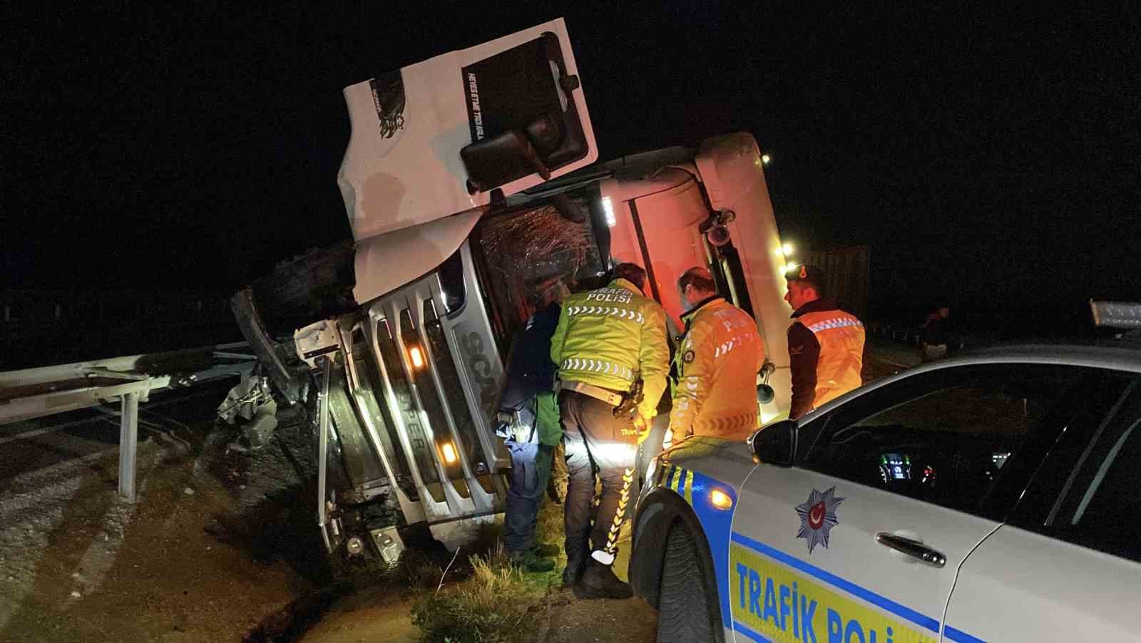 tir-devrildi-sacilan-hayvan-yemi-yolu-kapatti