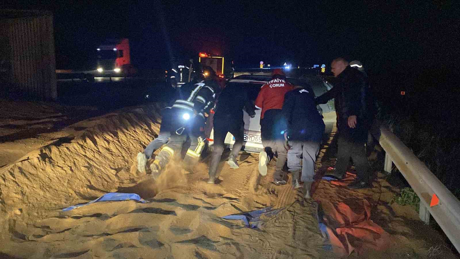 tir-devrildi-sacilan-hayvan-yemi-yolu-kapatti