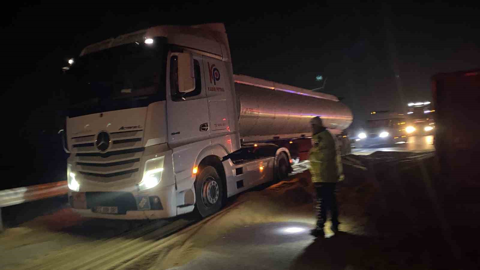 tir-devrildi-sacilan-hayvan-yemi-yolu-kapatti