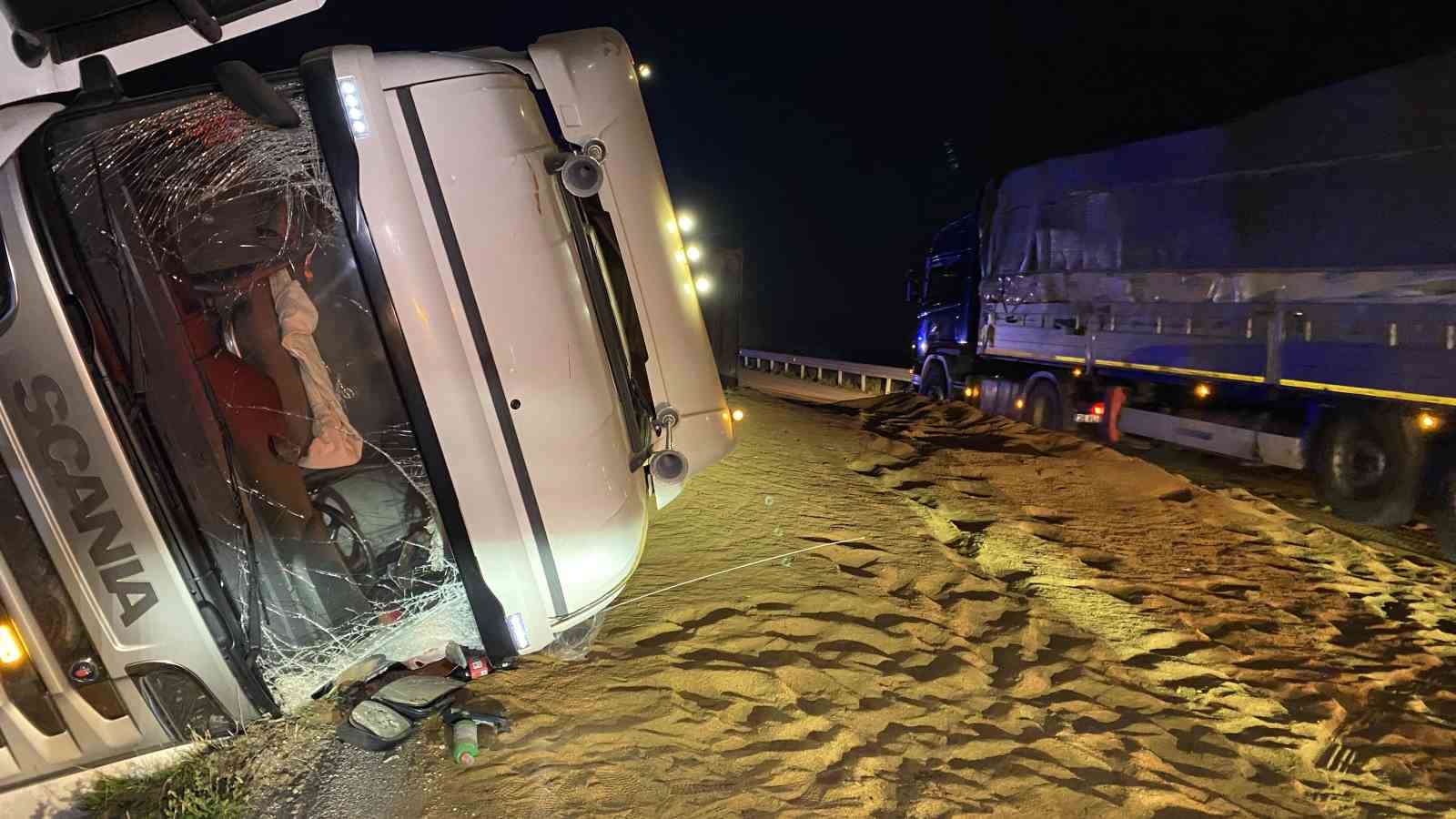 tir-devrildi-sacilan-hayvan-yemi-yolu-kapatti