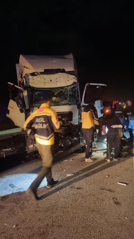 tir-dorsesine-carpan-kamyonun-surucusu-yaralandi