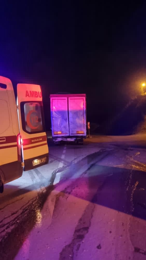 tir-dorsesine-carpan-kamyonun-surucusu-yaralandi