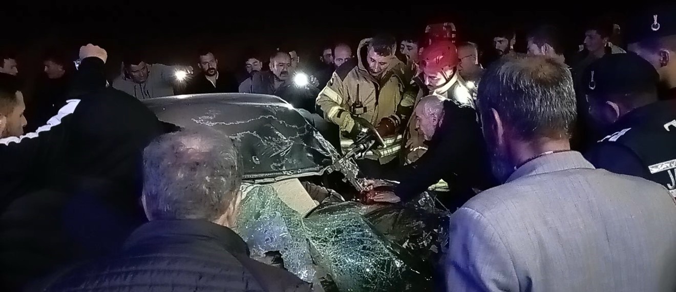 tirin-dorsesine-carpan-otomobil-hurda-yiginina-dondu-sikisan-surucu-guclukle-kurtarildi