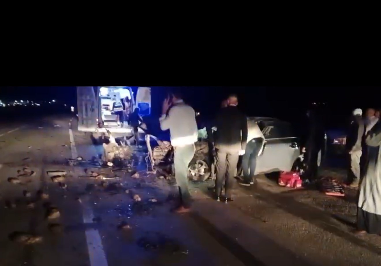 tirin-dorsesine-carpan-otomobil-hurda-yiginina-dondu-sikisan-surucu-guclukle-kurtarildi