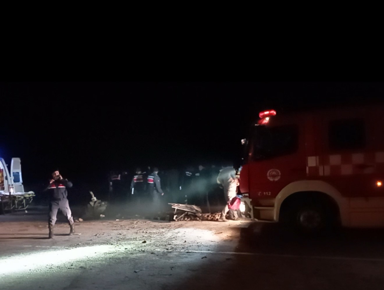 tirin-dorsesine-carpan-otomobil-hurda-yiginina-dondu-sikisan-surucu-guclukle-kurtarildi