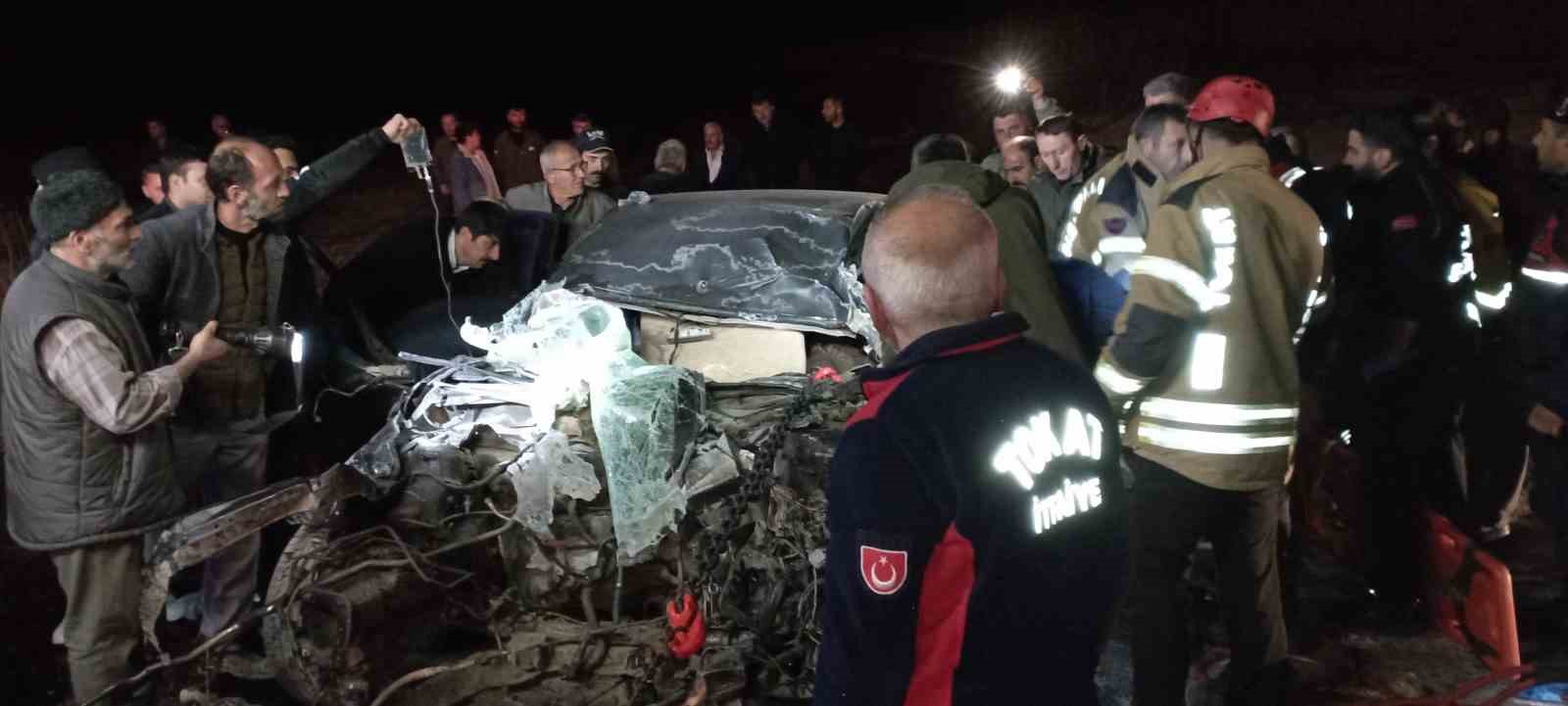 tirin-dorsesine-carpan-otomobil-hurda-yiginina-dondu-sikisan-surucu-guclukle-kurtarildi