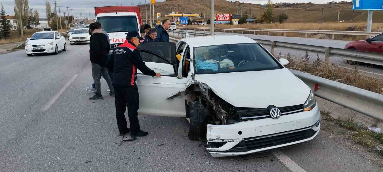 tirin-otomobili-sikistirdigi-kaza-ani-kamerada-1-yarali