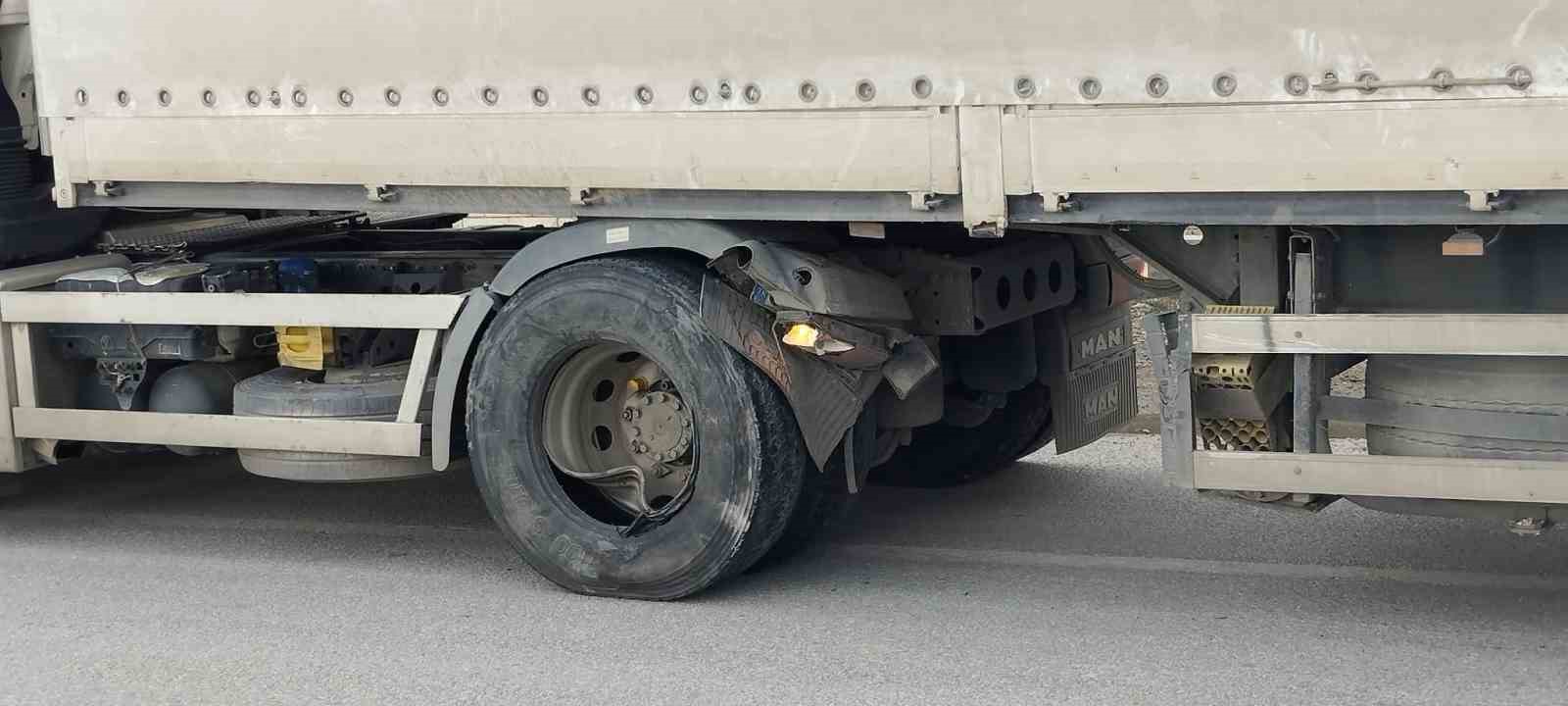 tirin-otomobili-sikistirdigi-kaza-ani-kamerada-1-yarali