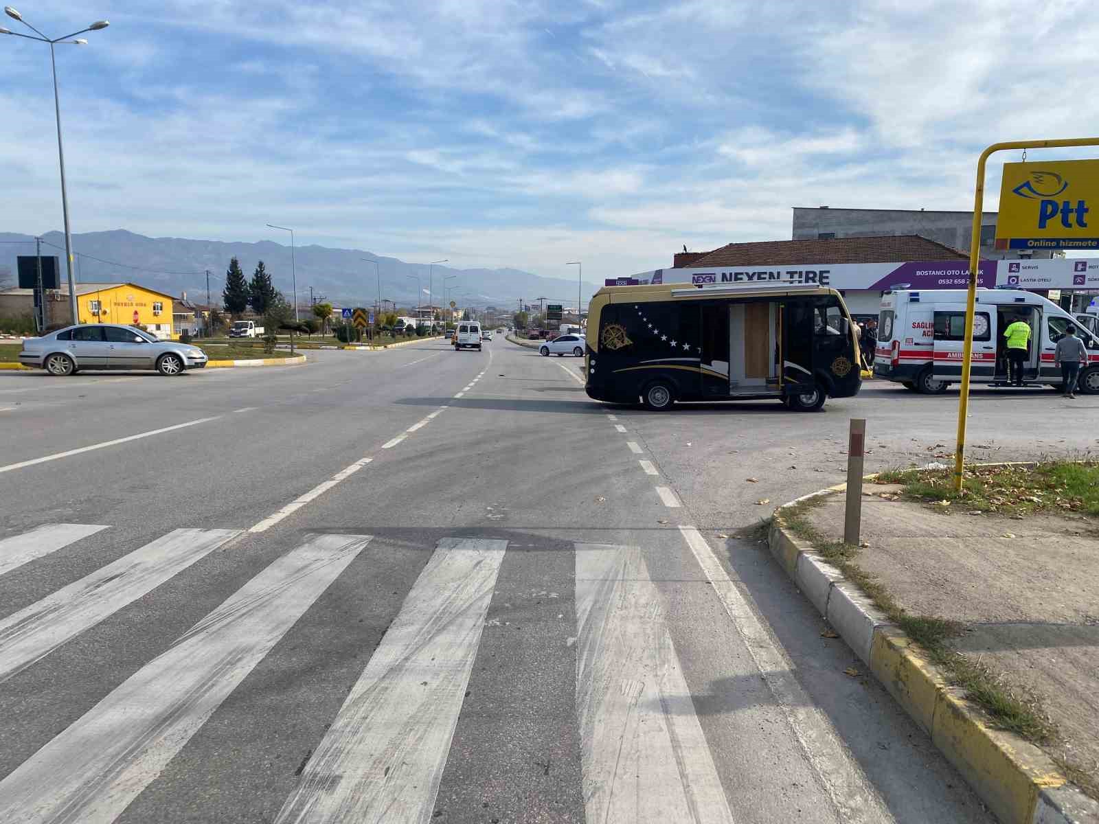 tokatta-minibus-motosiklete-carpti-2-yarali