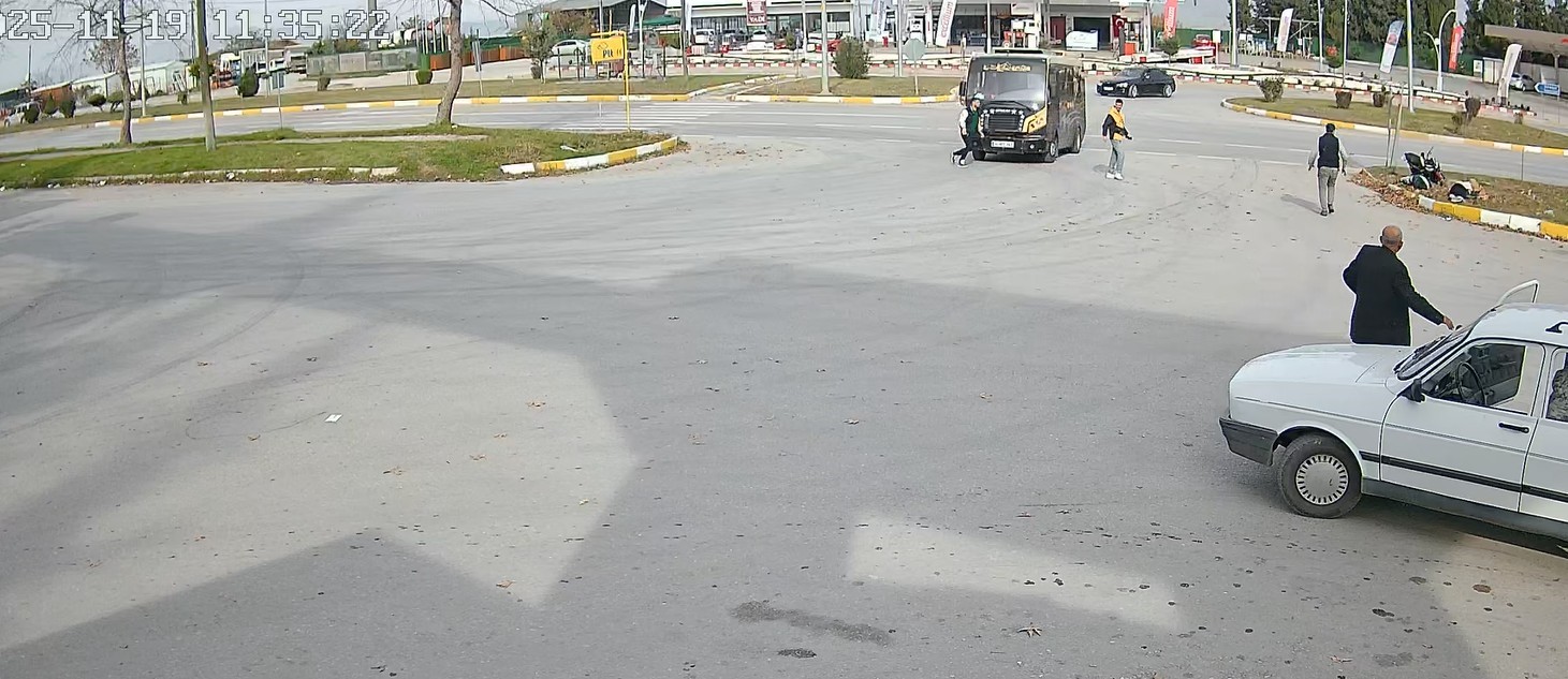 tokatta-minibus-motosiklete-carpti-2-yarali