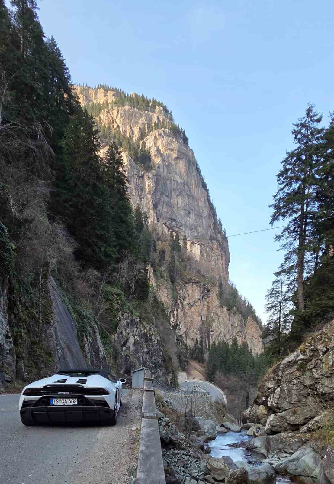 trabzona-lamborghini-ile-geldi-koy-yollarinda-ilgi-odagi-oldu