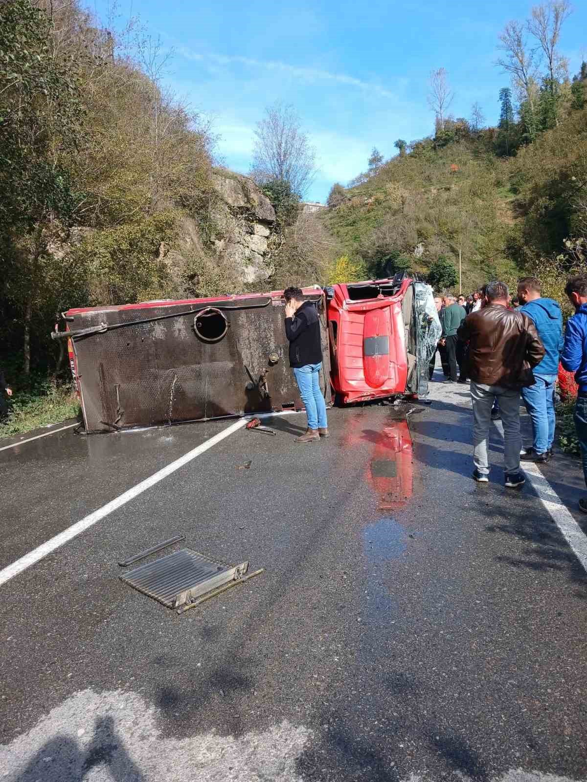 trabzonda-yangina-giden-itfaiye-araci-kaza-yapti-2-yarali