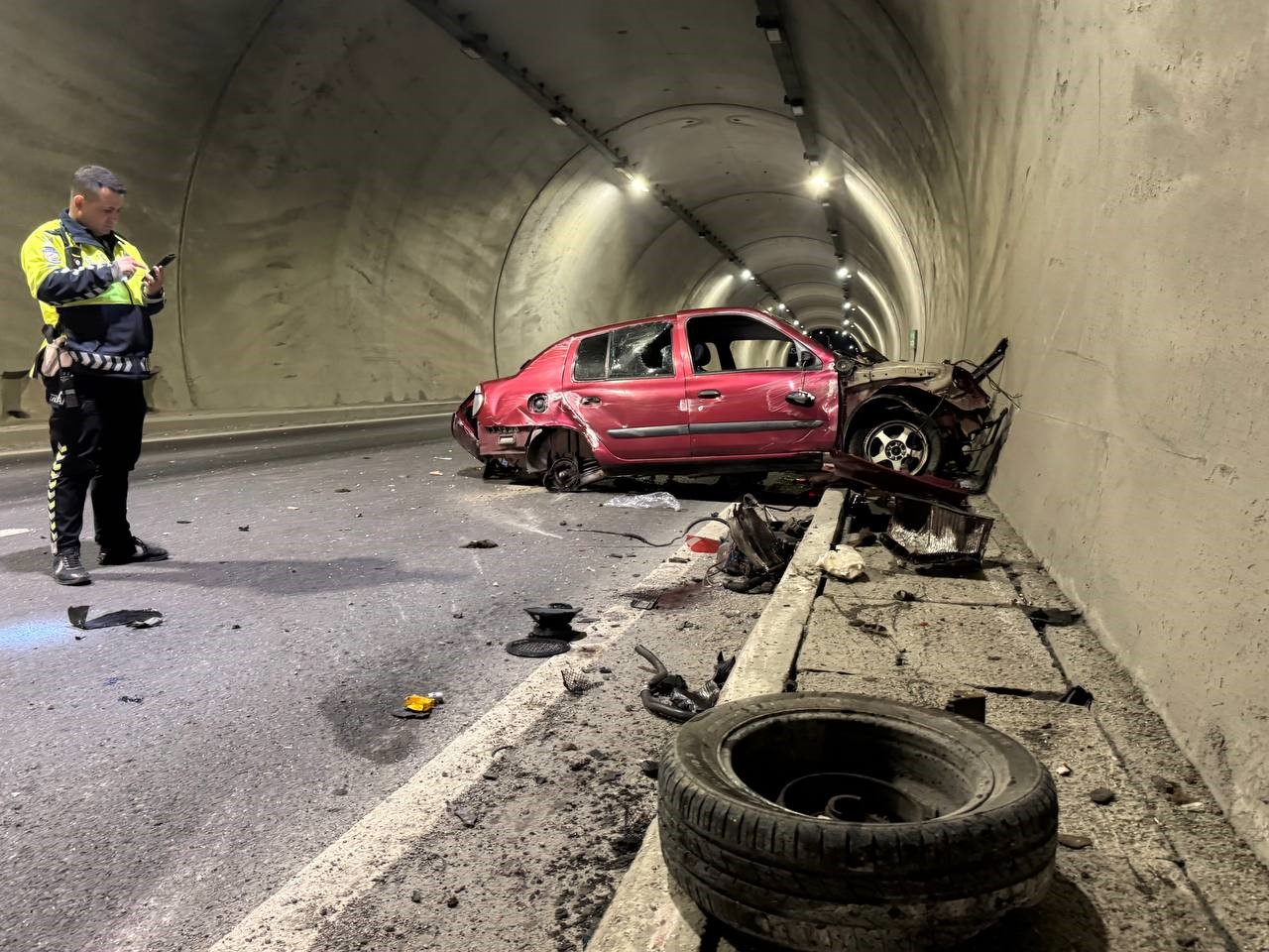 tunelde-feci-kaza-aracin-motoru-metrelerce-ileri-savruldu-hiz-kadrani-200de-takili-kaldi