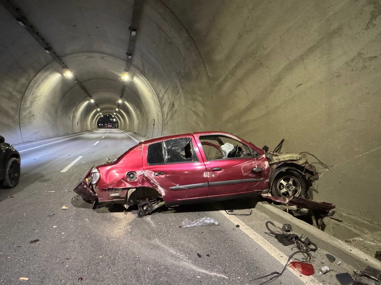 tunelde-feci-kaza-aracin-motoru-metrelerce-ileri-savruldu-hiz-kadrani-200de-takili-kaldi