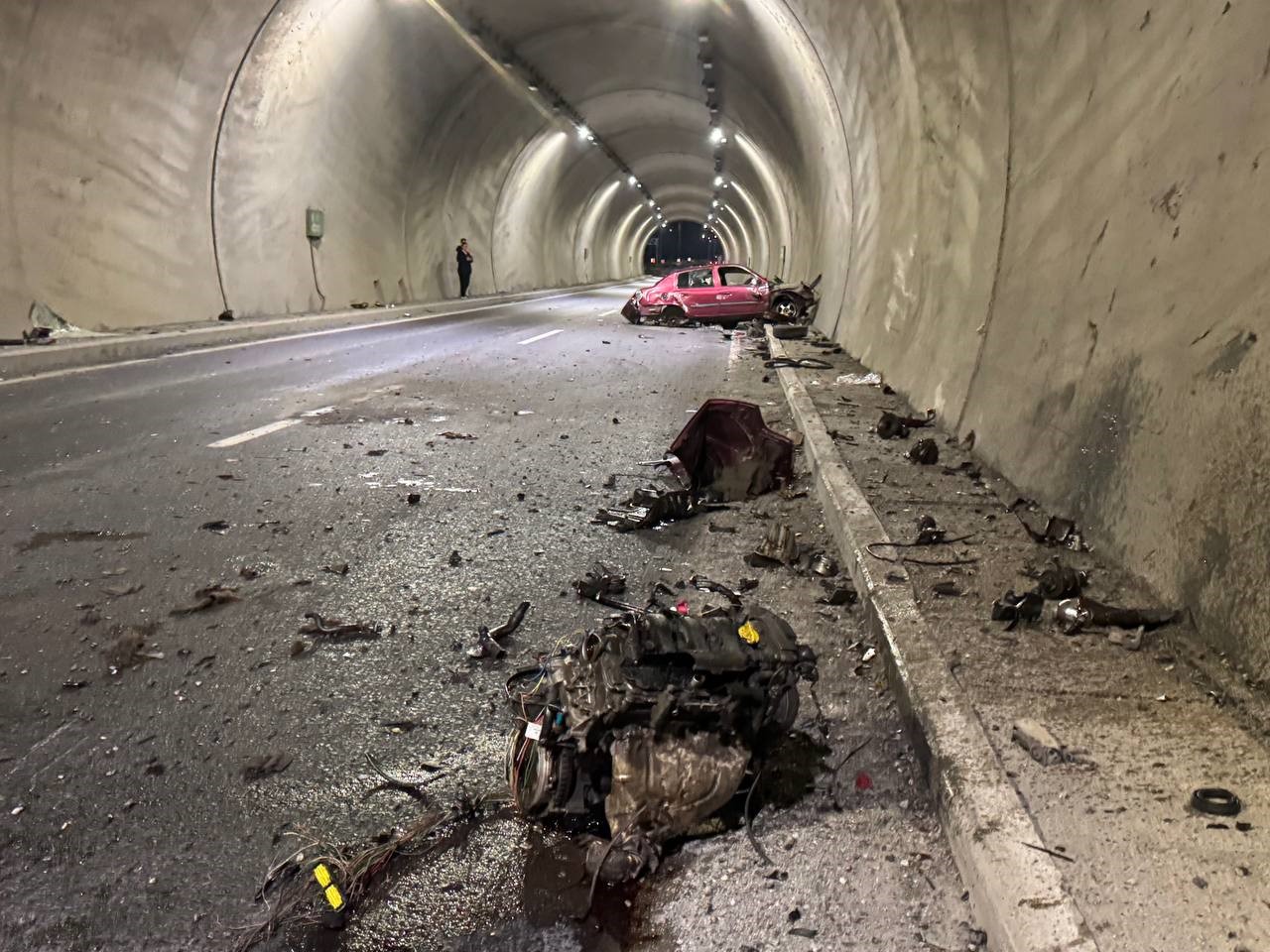 tunelde-feci-kaza-aracin-motoru-metrelerce-ileri-savruldu-hiz-kadrani-200de-takili-kaldi