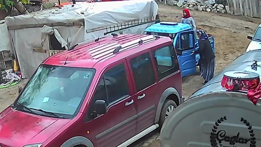 uc-tekerlekli-motosiklet-dengesi-kaybolunca-devrildi-kaza-ani-kamerada