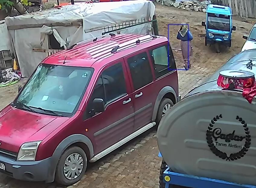 uc-tekerlekli-motosiklet-dengesi-kaybolunca-devrildi-kaza-ani-kamerada