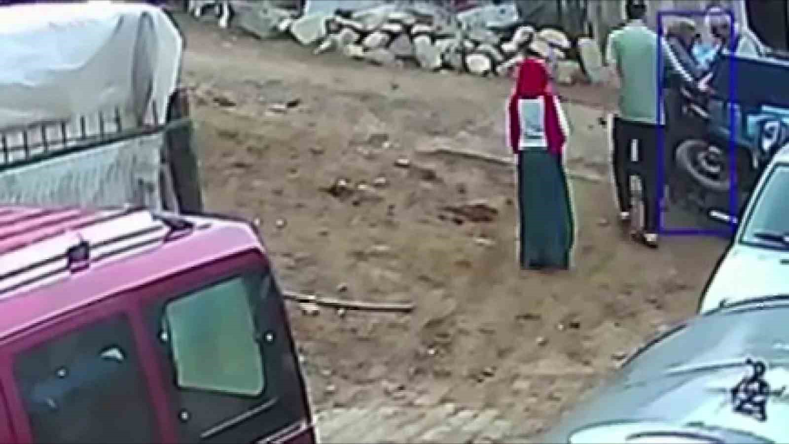 uc-tekerlekli-motosiklet-dengesi-kaybolunca-devrildi-kaza-ani-kamerada