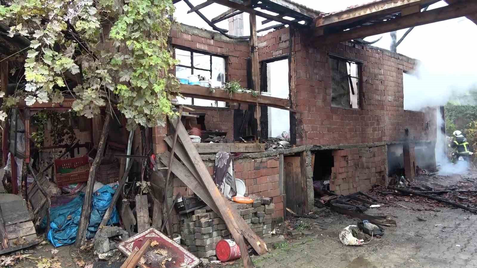 vali-bakan-acikladi-yasli-ciftin-yanan-evleri-el-birligiyle-yeniden-insa-edilecek