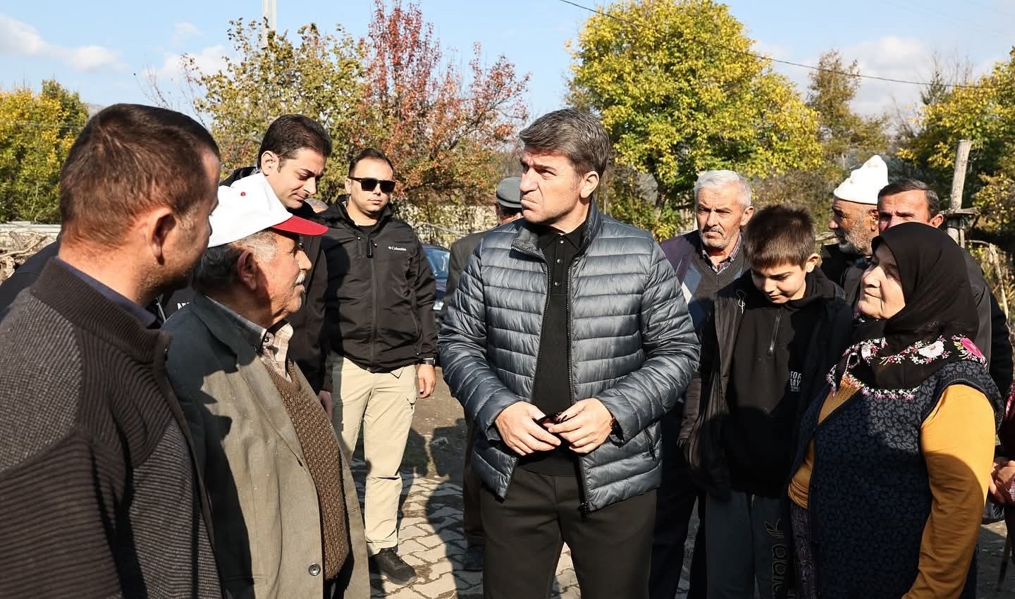 vali-bakan-acikladi-yasli-ciftin-yanan-evleri-el-birligiyle-yeniden-insa-edilecek