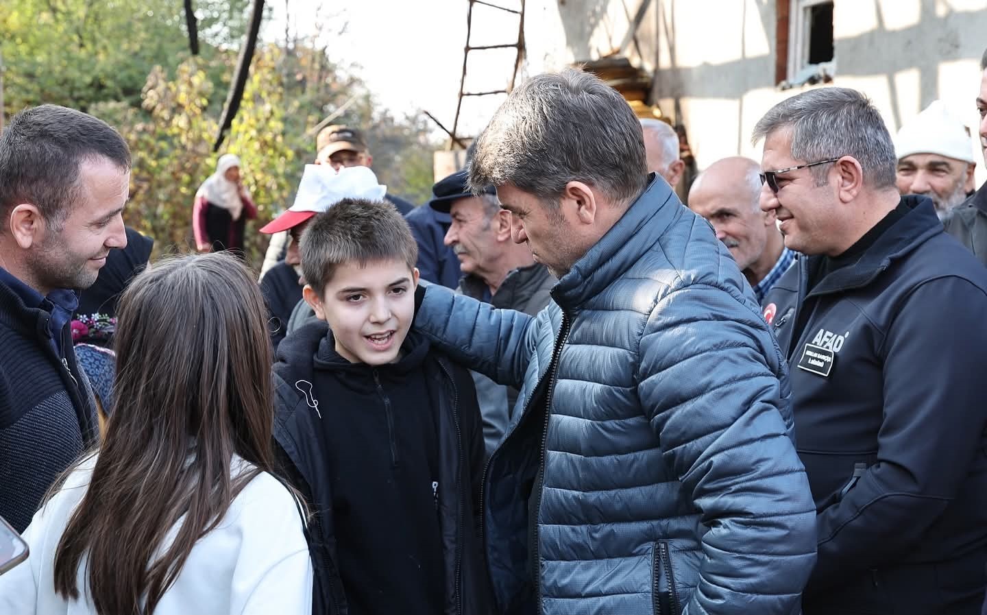 vali-bakan-acikladi-yasli-ciftin-yanan-evleri-el-birligiyle-yeniden-insa-edilecek