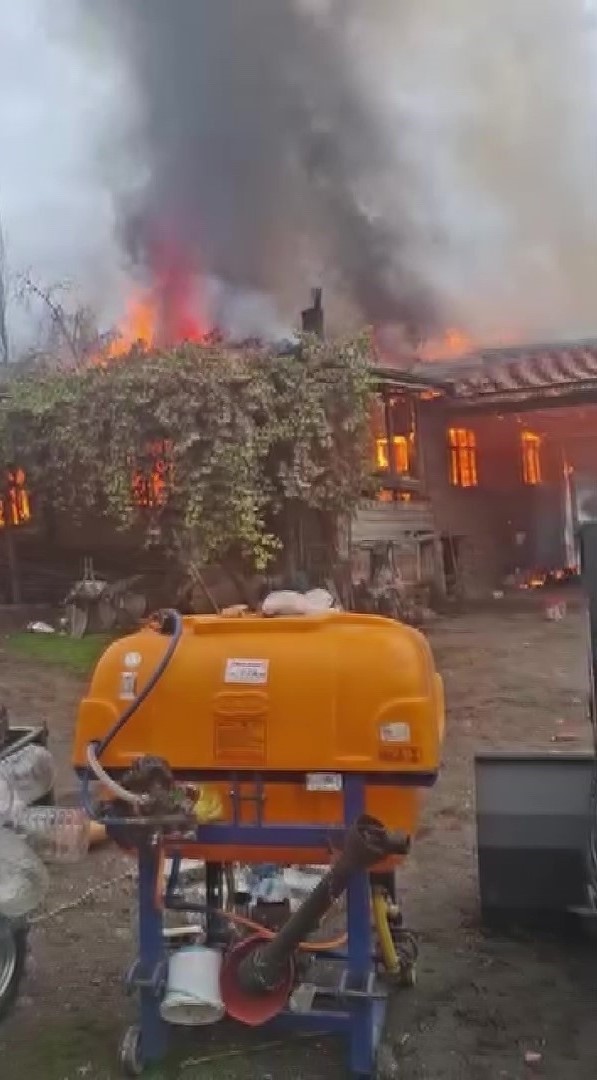 vali-bakan-acikladi-yasli-ciftin-yanan-evleri-el-birligiyle-yeniden-insa-edilecek