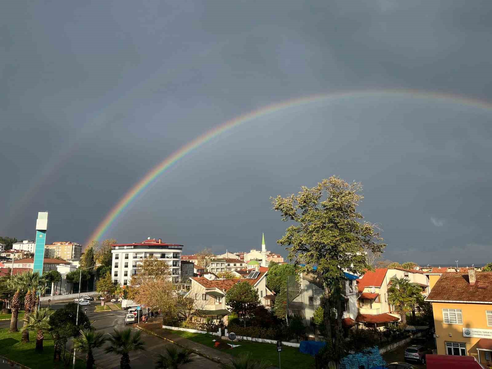 yagmur-sonrasi-beliren-gokkusagi-gorsel-solen-olusturdu