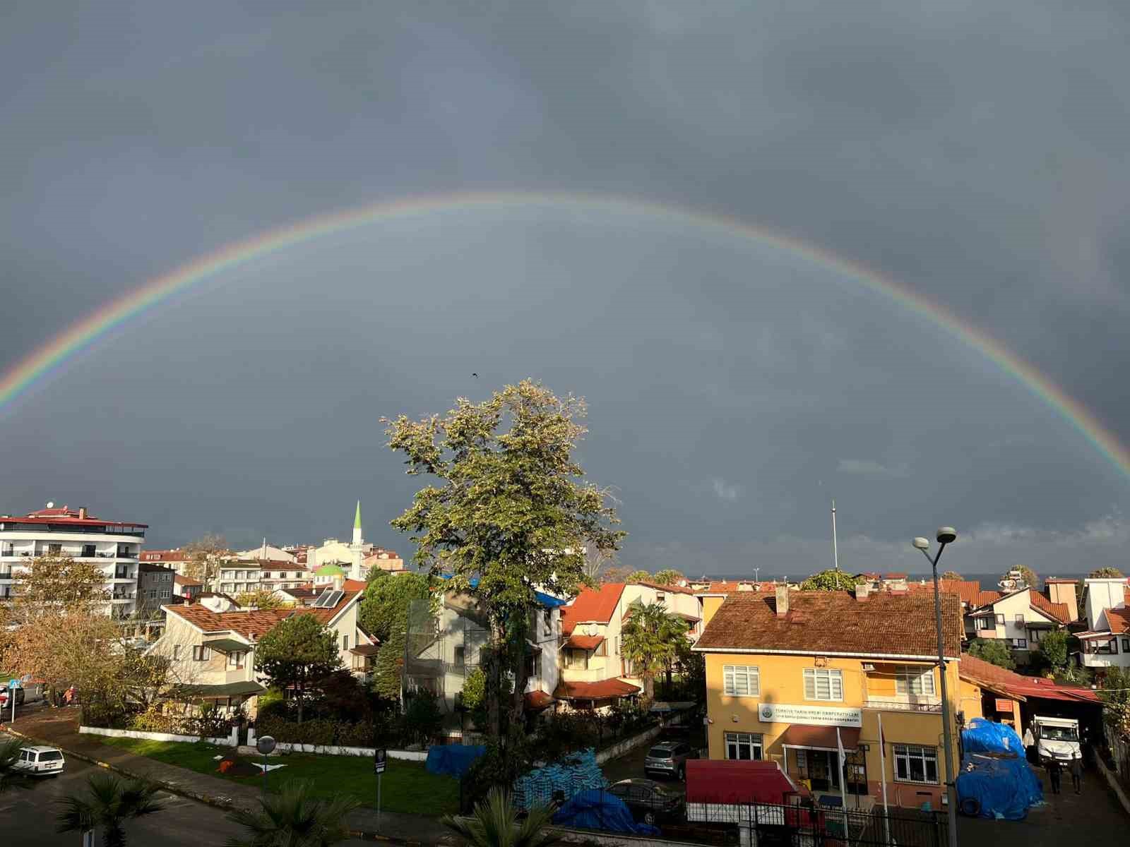 yagmur-sonrasi-beliren-gokkusagi-gorsel-solen-olusturdu