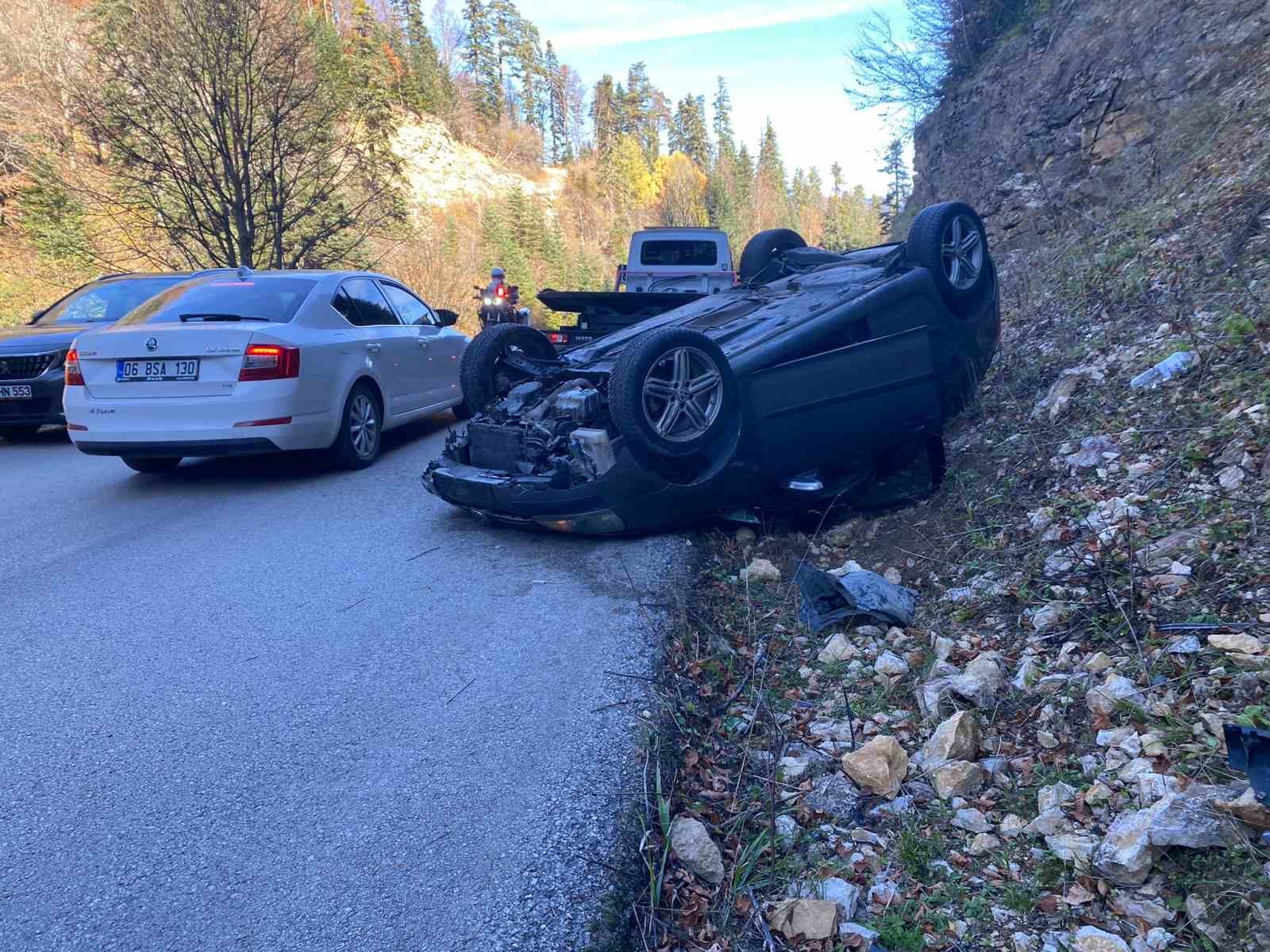 yedigollerde-gizli-buzlanma-otomobili-tepetaklak-yapti-2-yarali