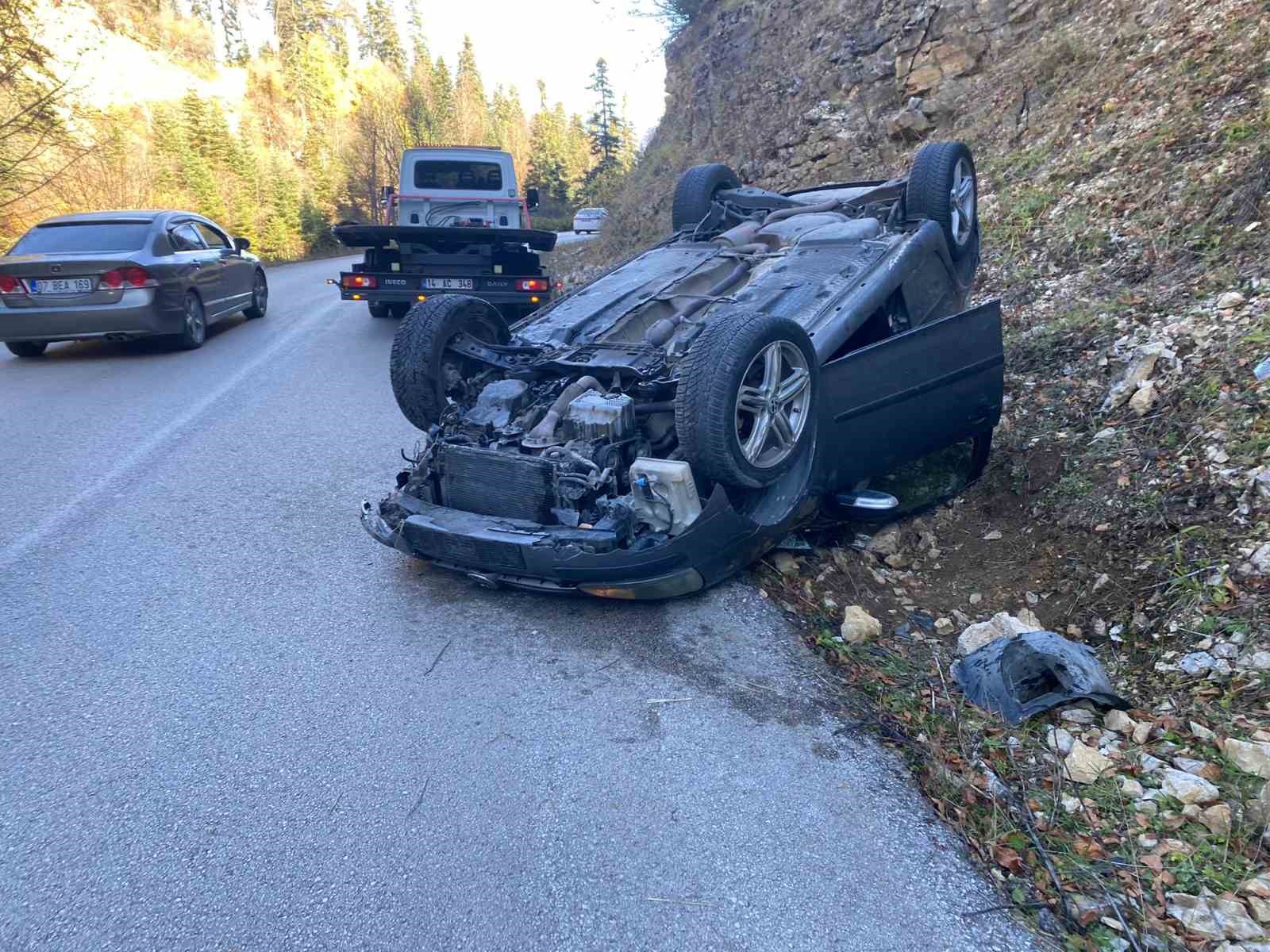 yedigollerde-gizli-buzlanma-otomobili-tepetaklak-yapti-2-yarali