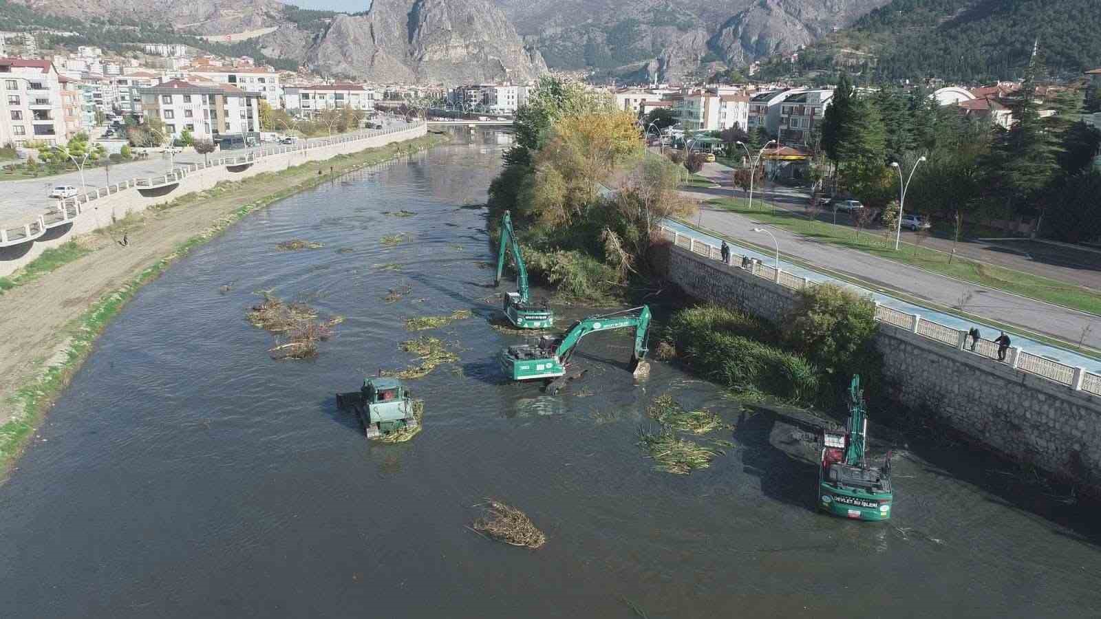 yesilirmak-nehrinde-6-is-makinesiyle-temizlik-calismasi