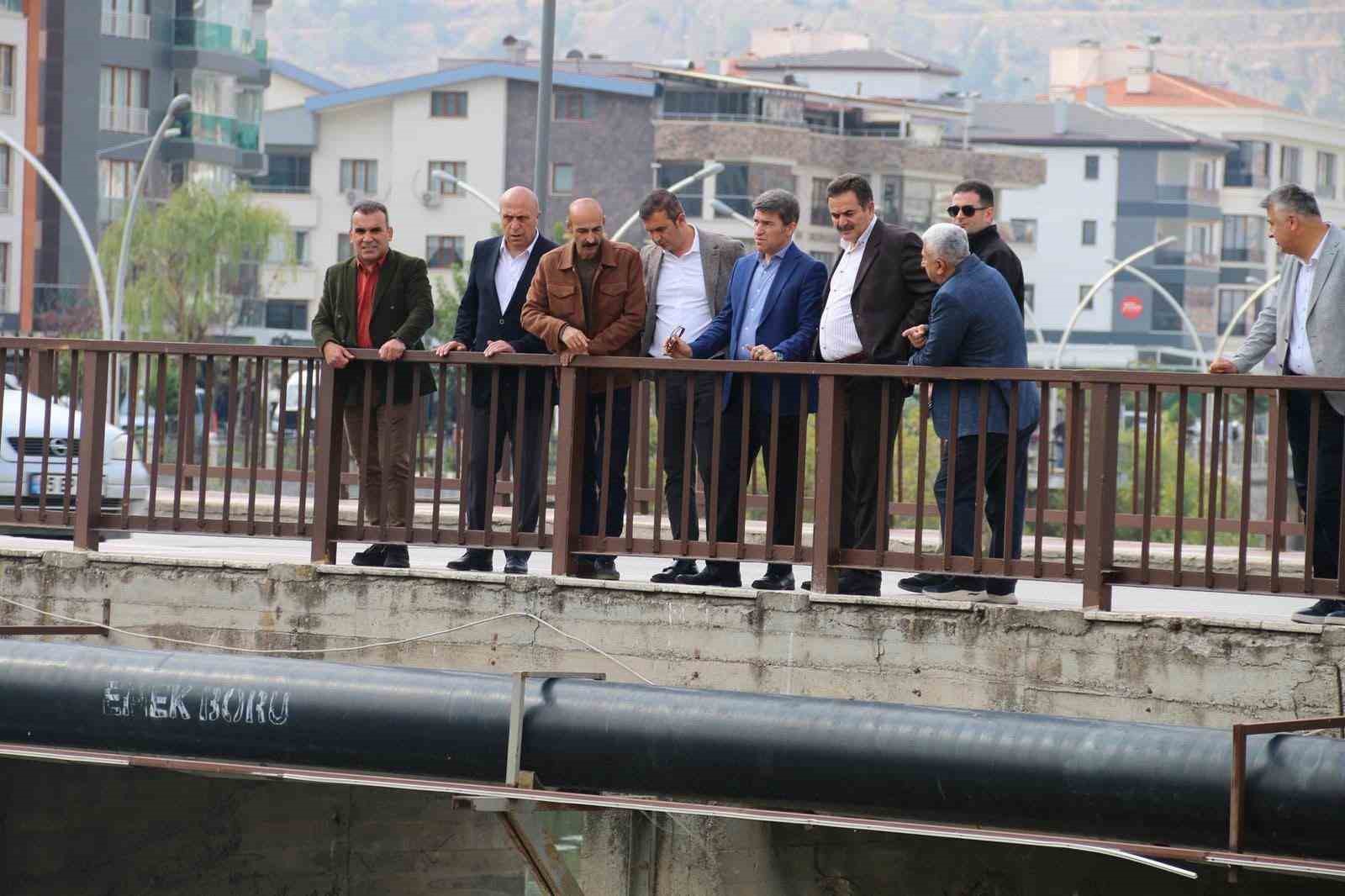 yesilirmak-nehrinde-6-is-makinesiyle-temizlik-calismasi