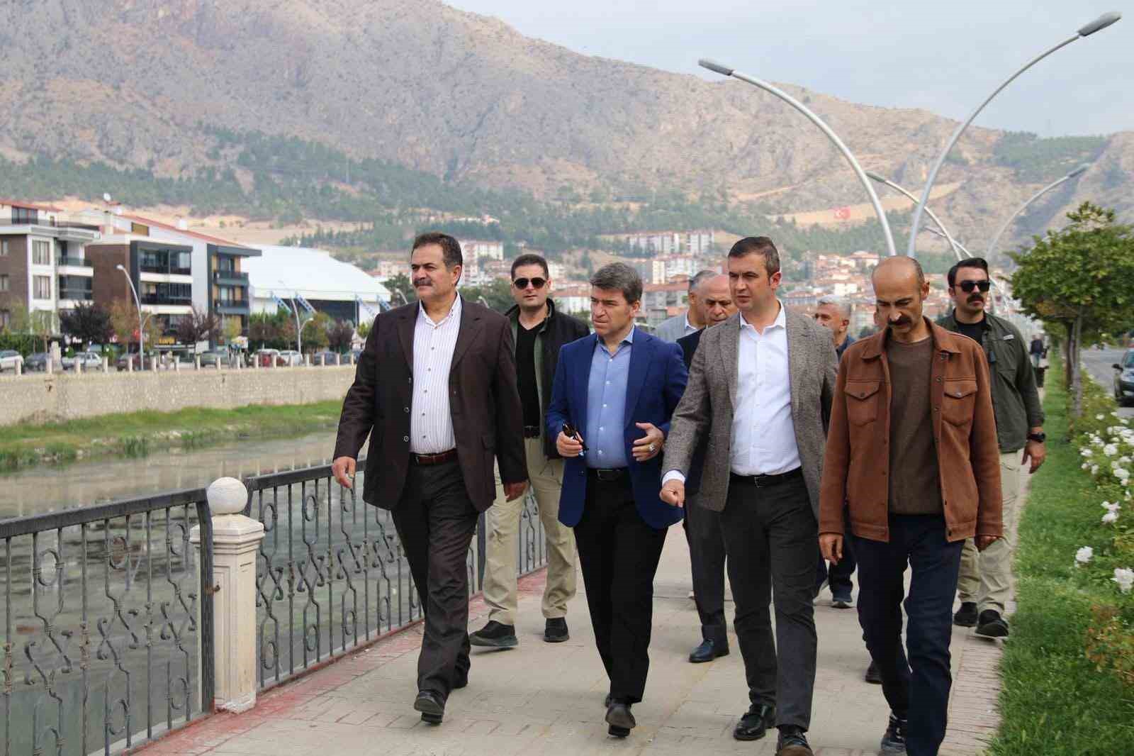 yesilirmak-nehrinde-6-is-makinesiyle-temizlik-calismasi