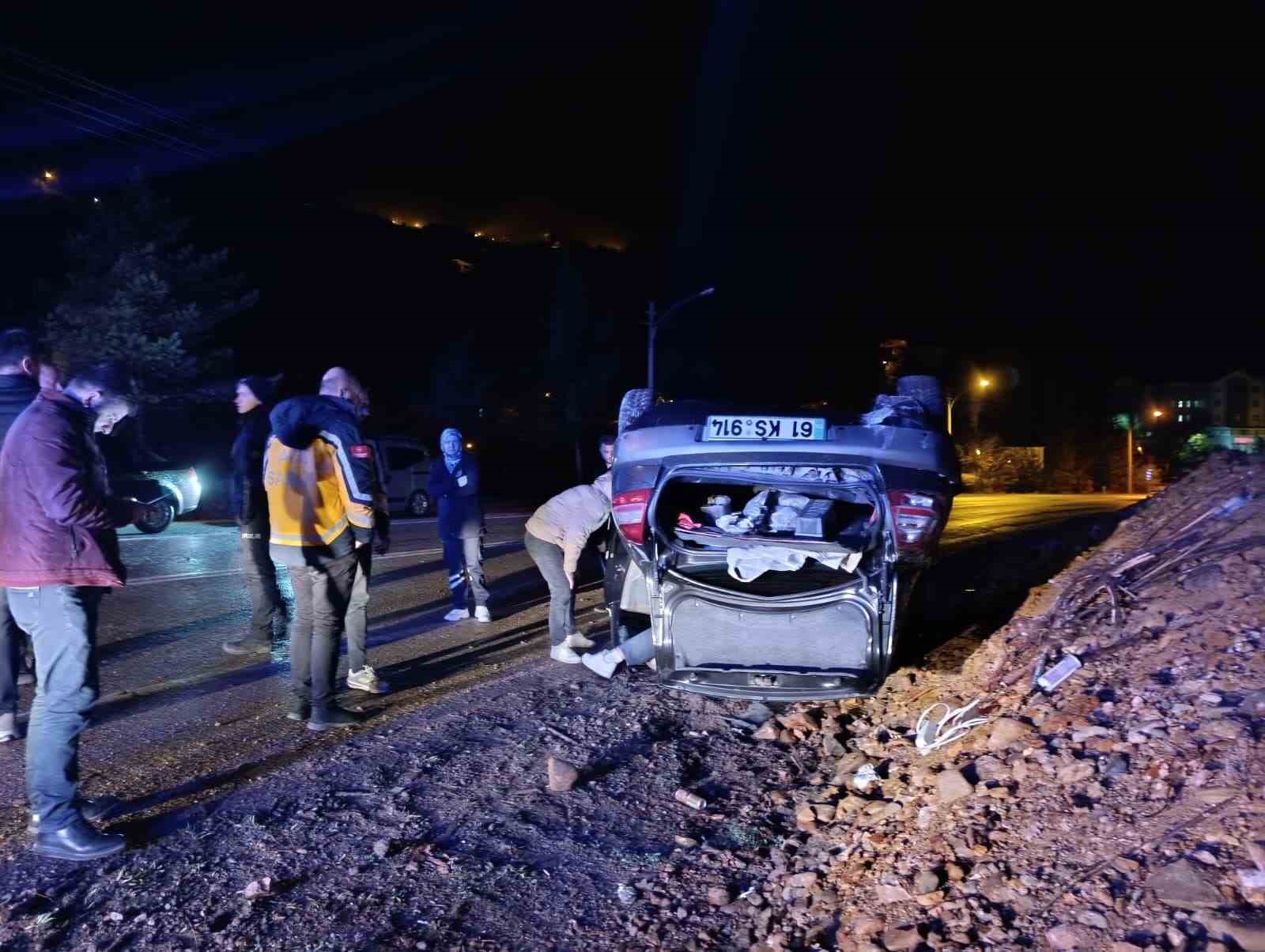 yola-dusen-kayalardan-kacan-otomobil-takla-atti-2-yarali