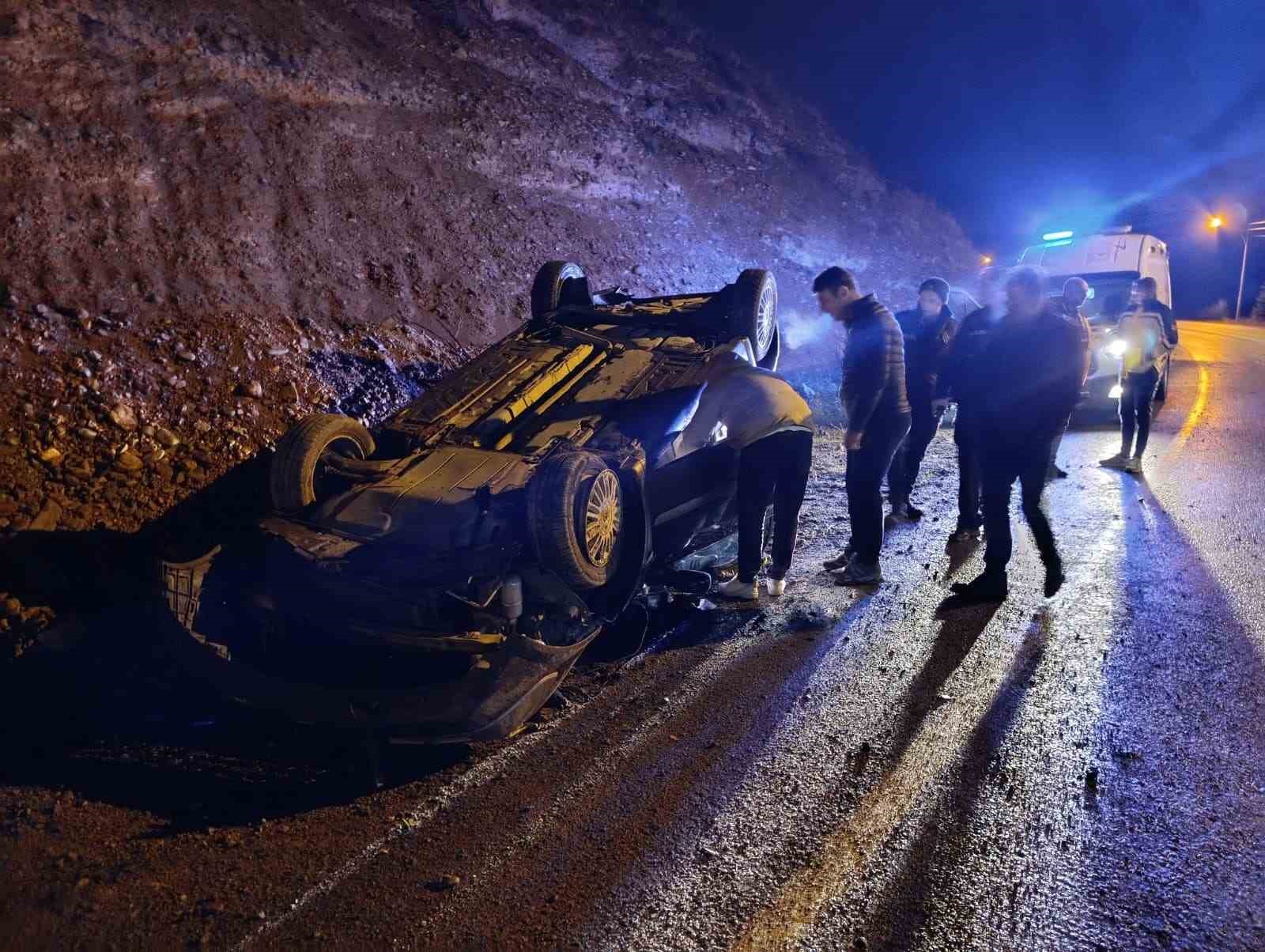 yola-dusen-kayalardan-kacan-otomobil-takla-atti-2-yarali