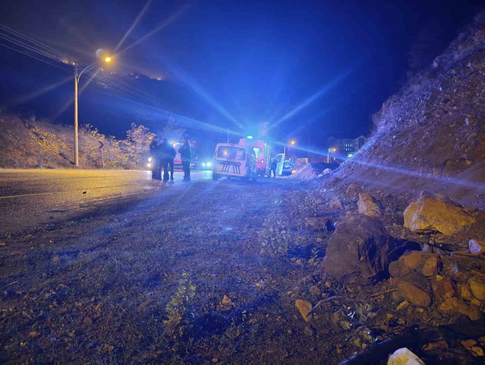 yola-dusen-kayalardan-kacan-otomobil-takla-atti-2-yarali