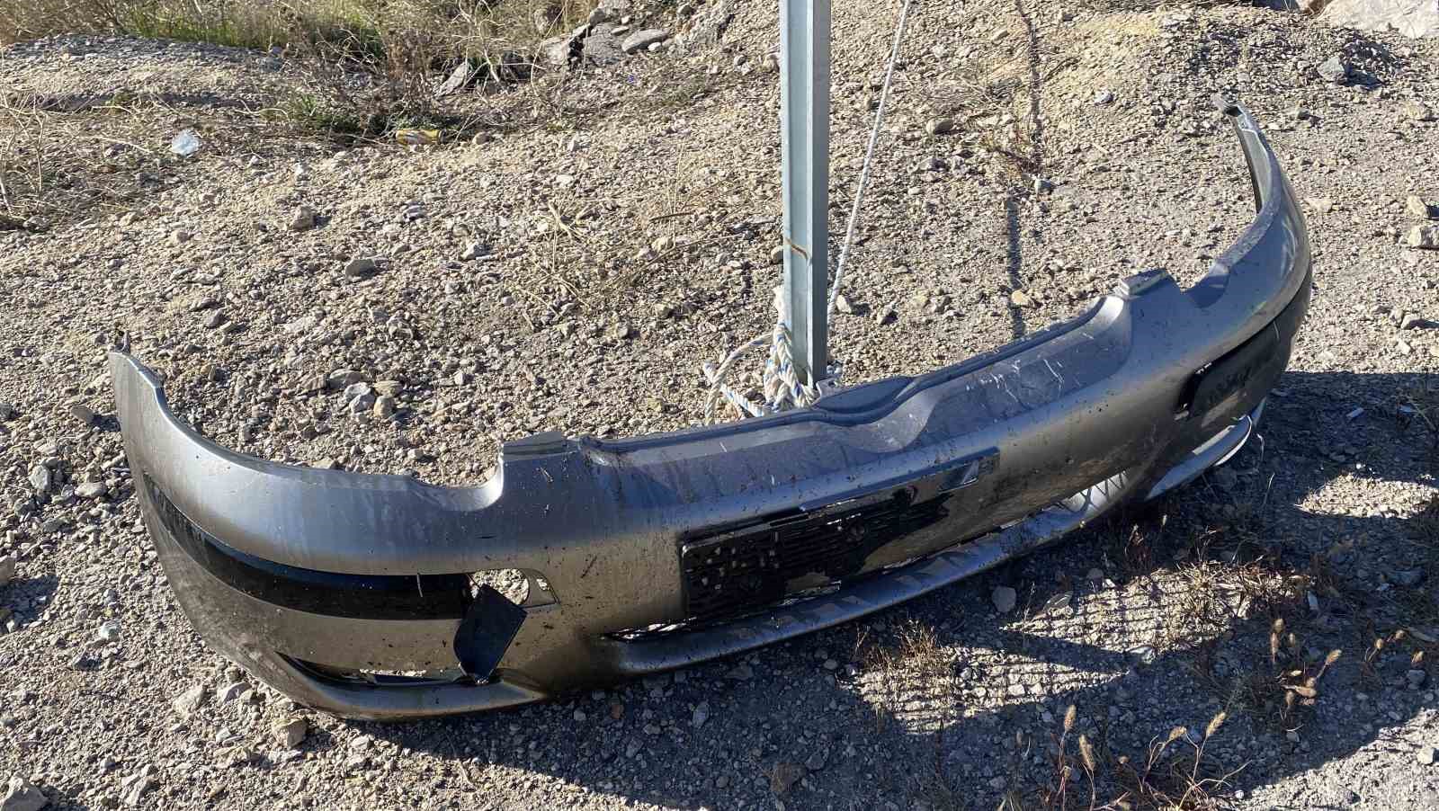 yoldan-cikan-otomobil-taslik-alanda-asili-kaldi